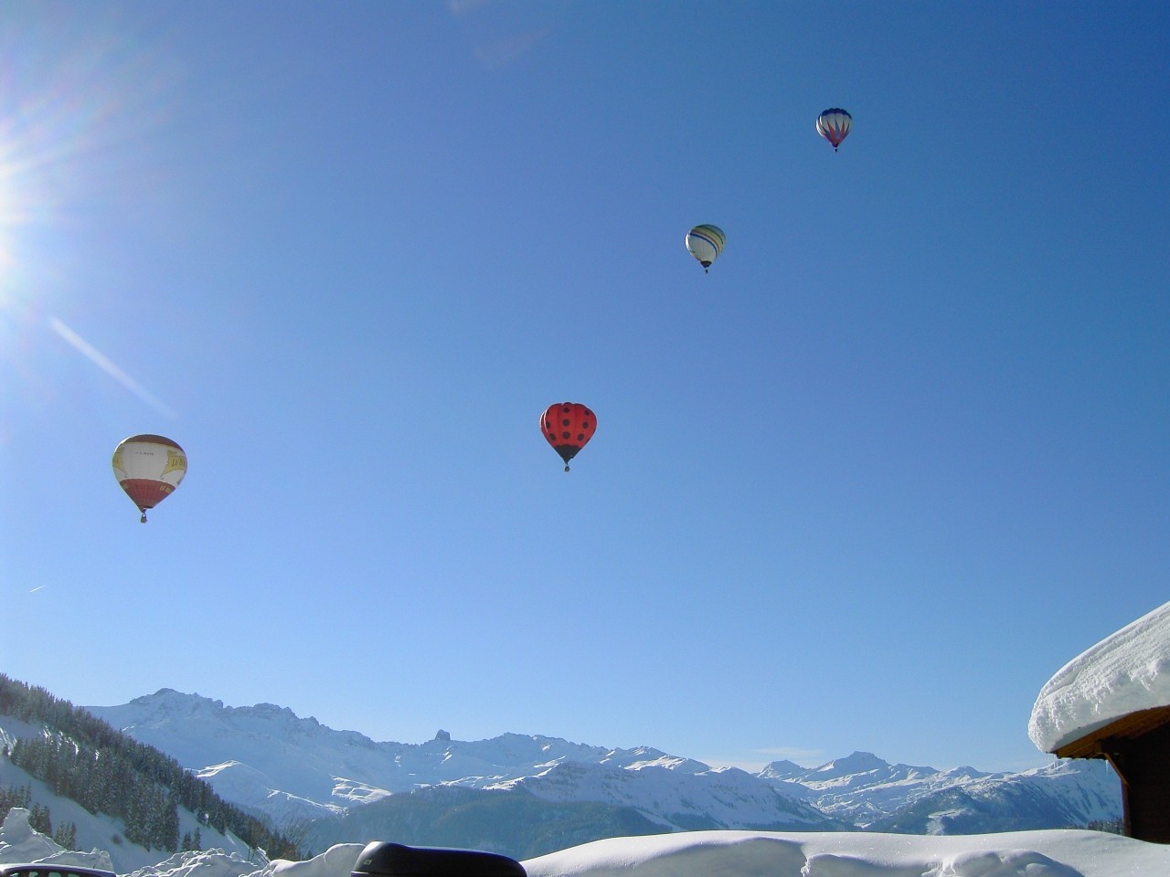 Fonds d'cran Avions Montgolfires - Dirigeables Lcher de montgolfires