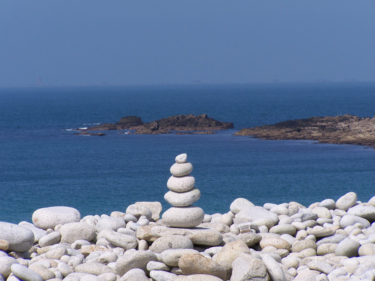 Fonds d'cran Nature Roches - Pierres - Sables Petit tas de galets  l'Ile Grande