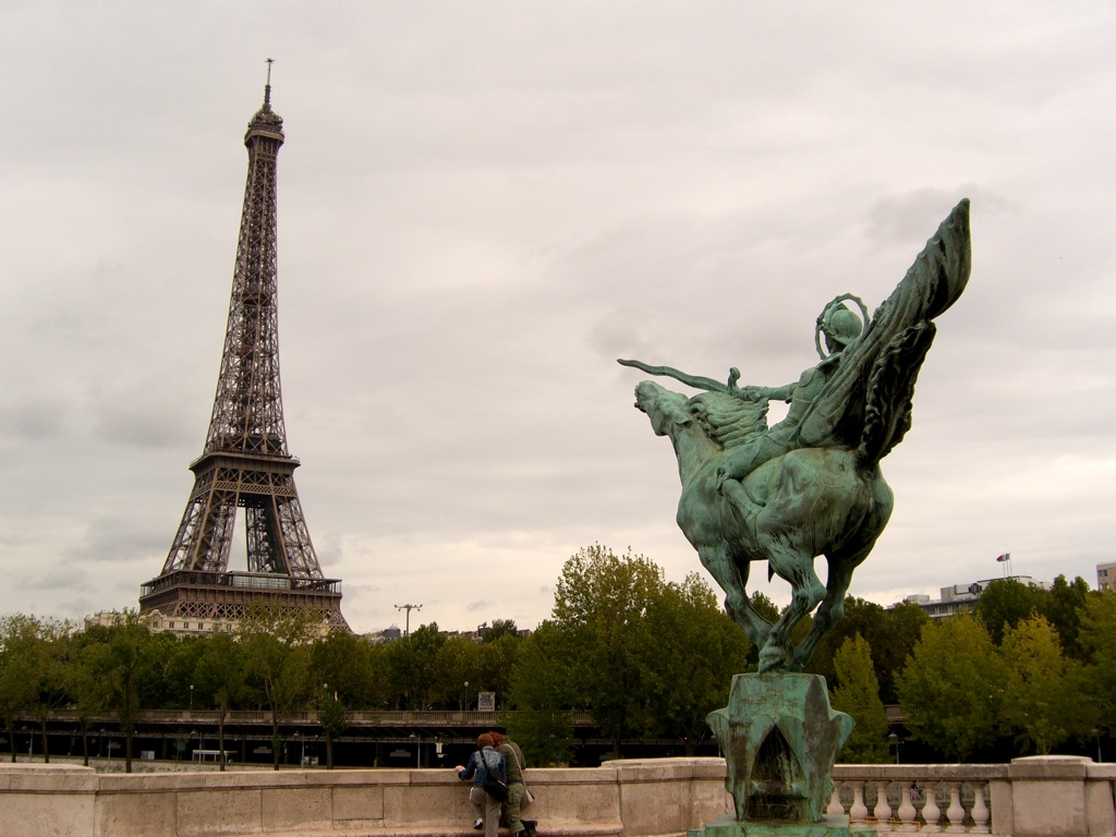 Fonds d'cran Voyages : Europe France > Ile-de-France Apuntando a Eiffel