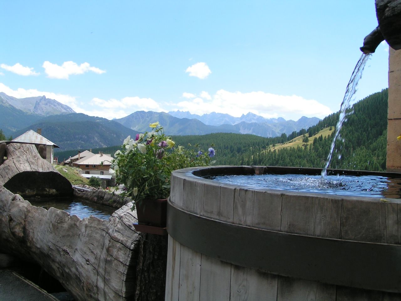 Fonds d'cran Nature Paysages Fontaine dans les Hautes-Alpes