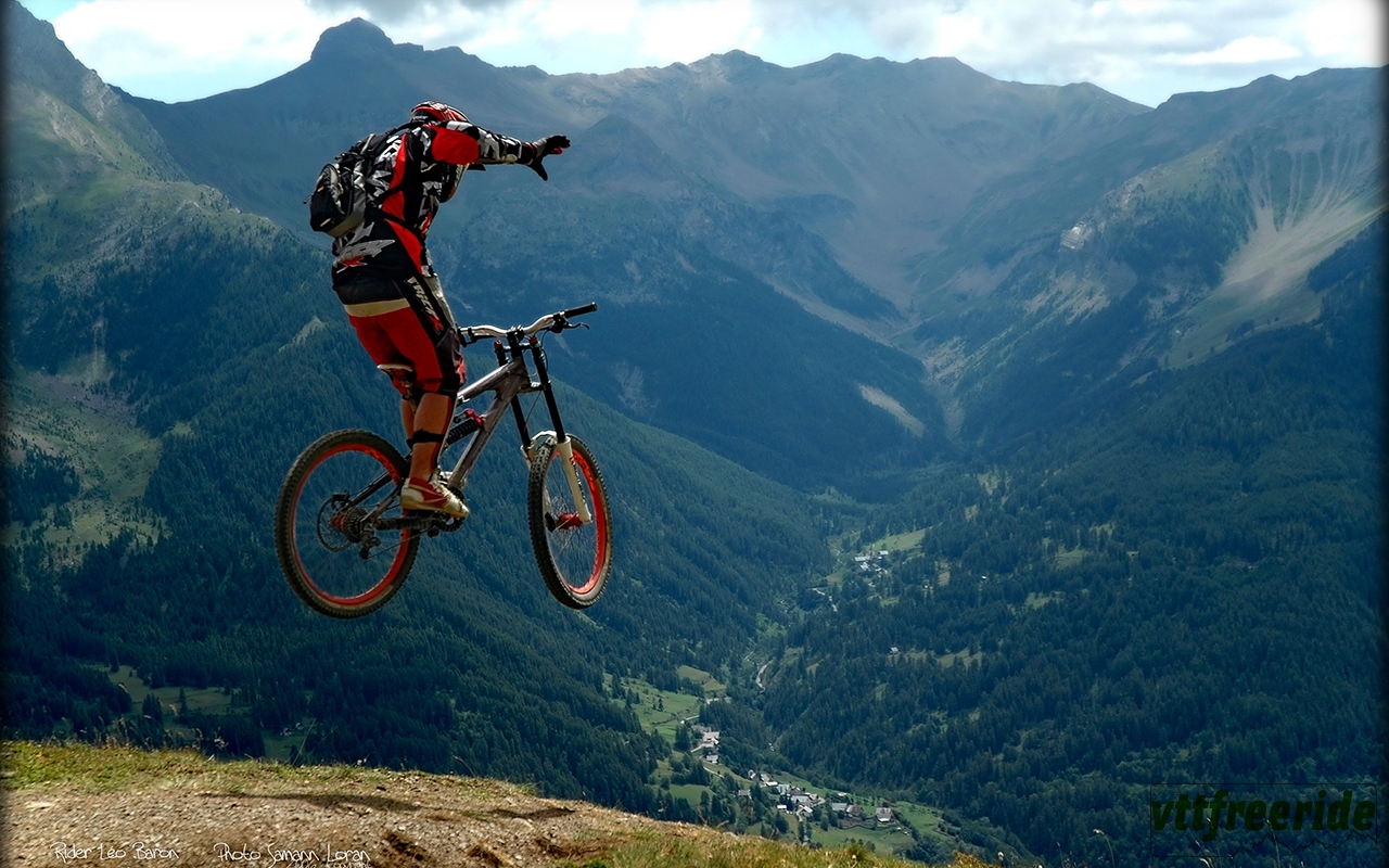 Wallpapers Sports - Leisures VTT Saut dans la valle