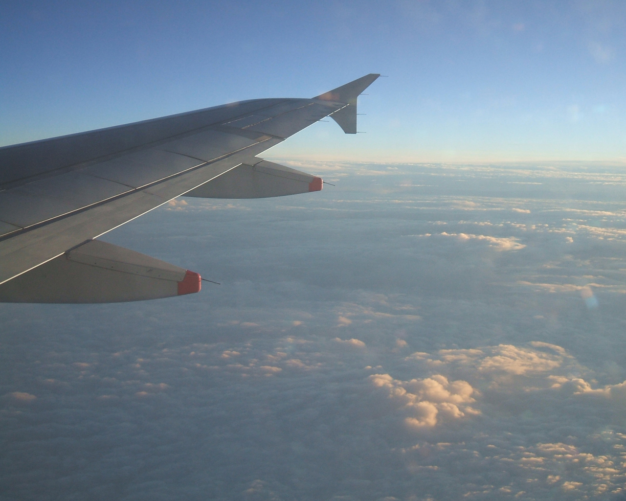 Fonds d'cran Avions Divers Avion dans les nuages