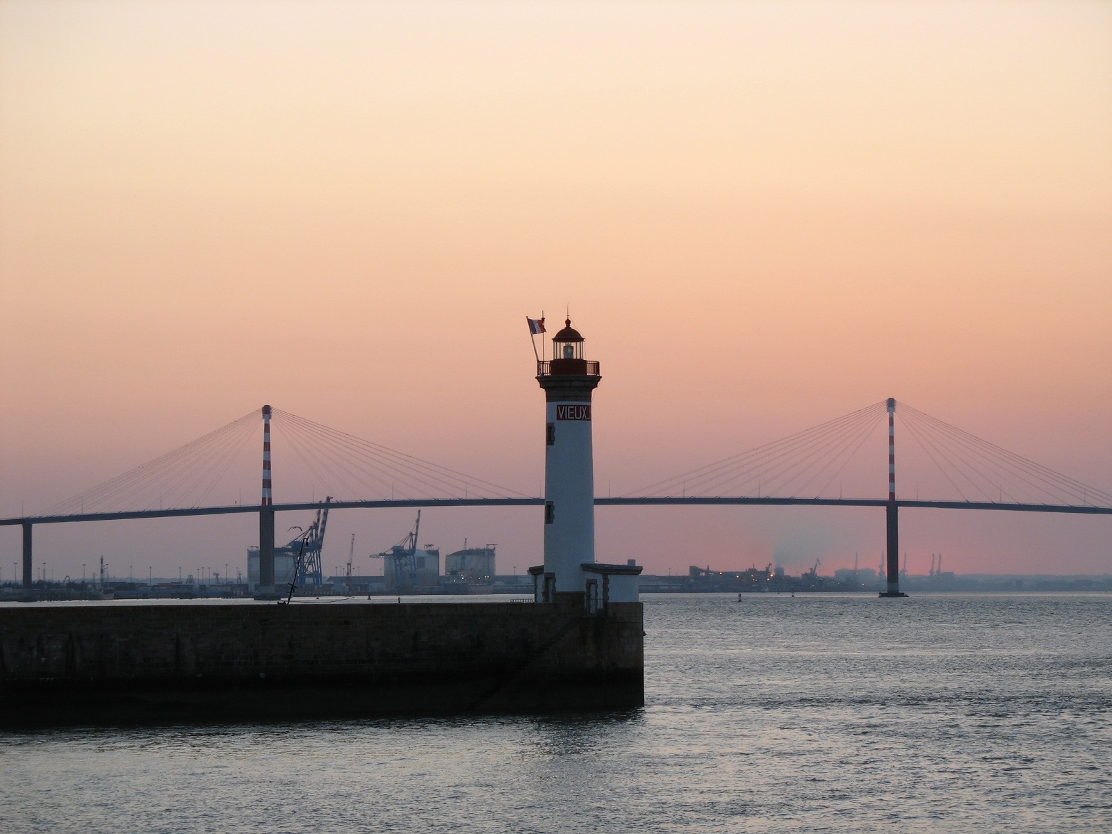 Wallpapers Constructions and architecture Lighthouses PHARE ET PONT DE ST NAZAIRE