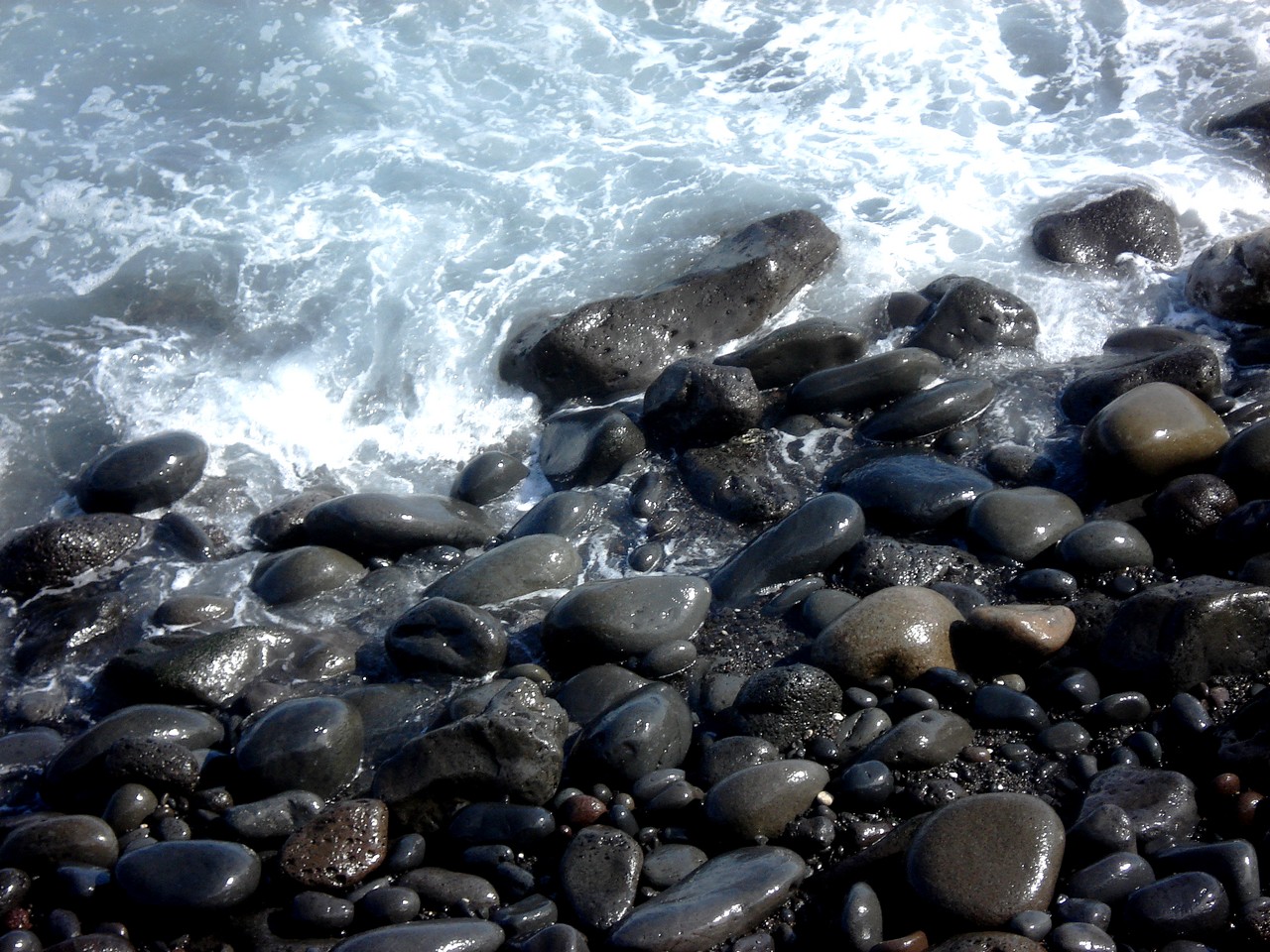 Wallpapers Nature Rocks - Stones - Sand GALETS HUMIDES