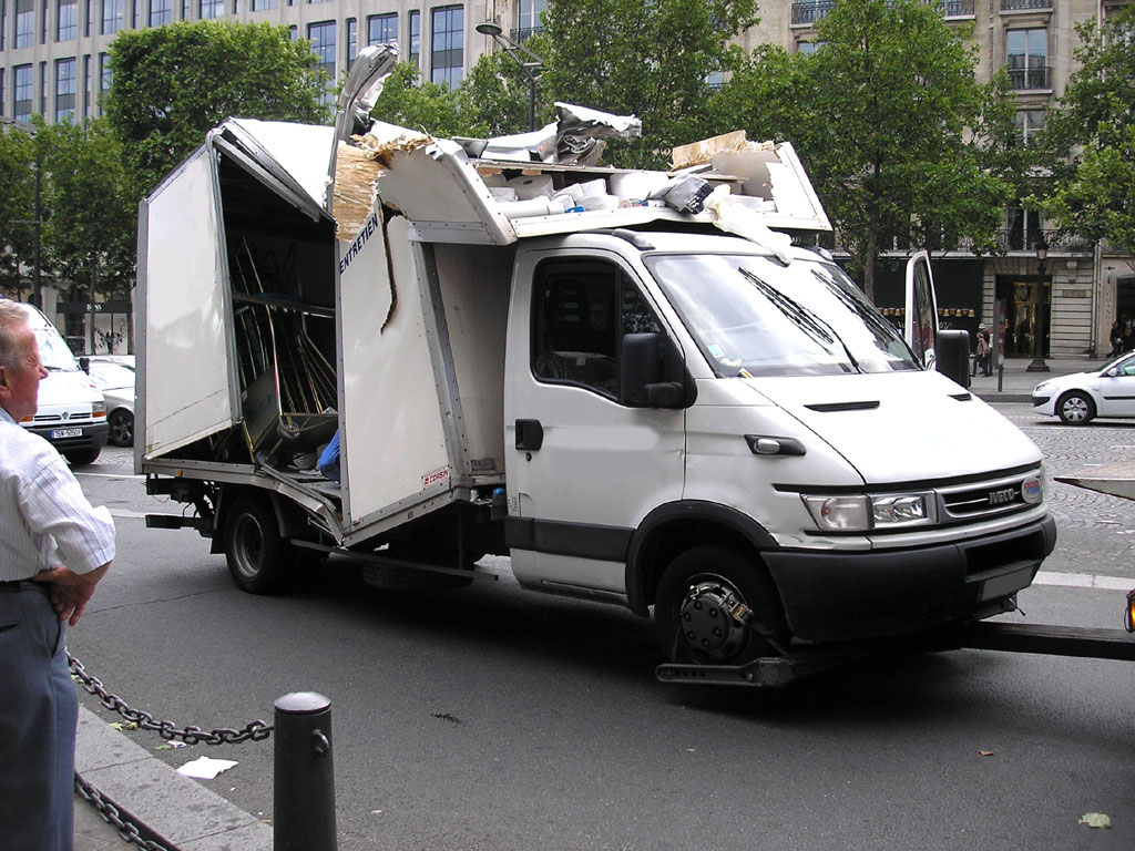 Fonds d'cran Transports divers Camions Le tunnel tait trop bas !!!