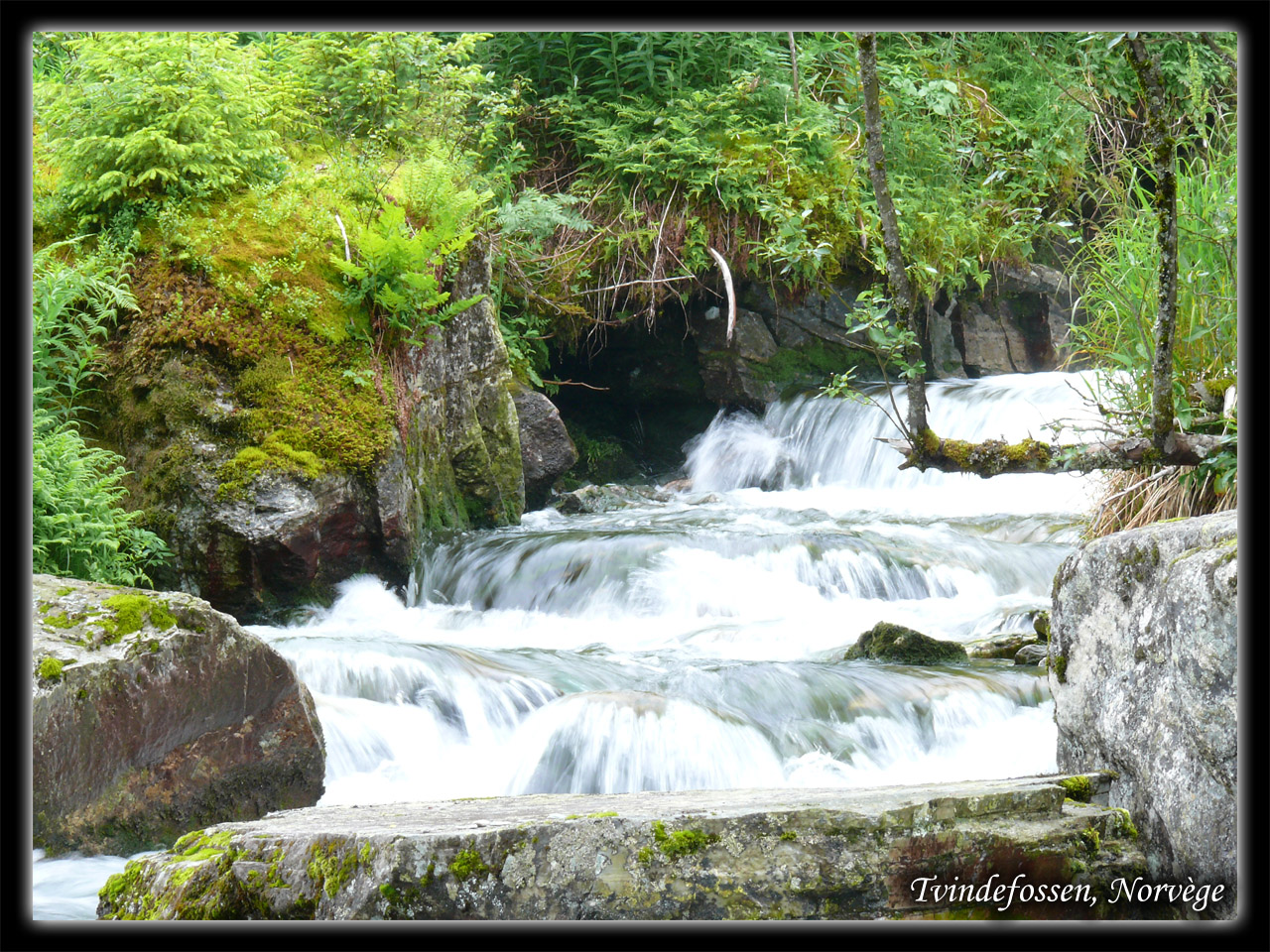 Fonds d'cran Voyages : Europe Norvge Aux pieds des Tvindefossen