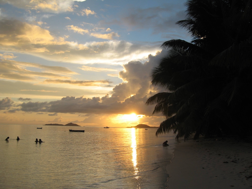 Fonds d'cran Voyages : Afrique Les Seychelles Couch de soleil sur Grand Anse