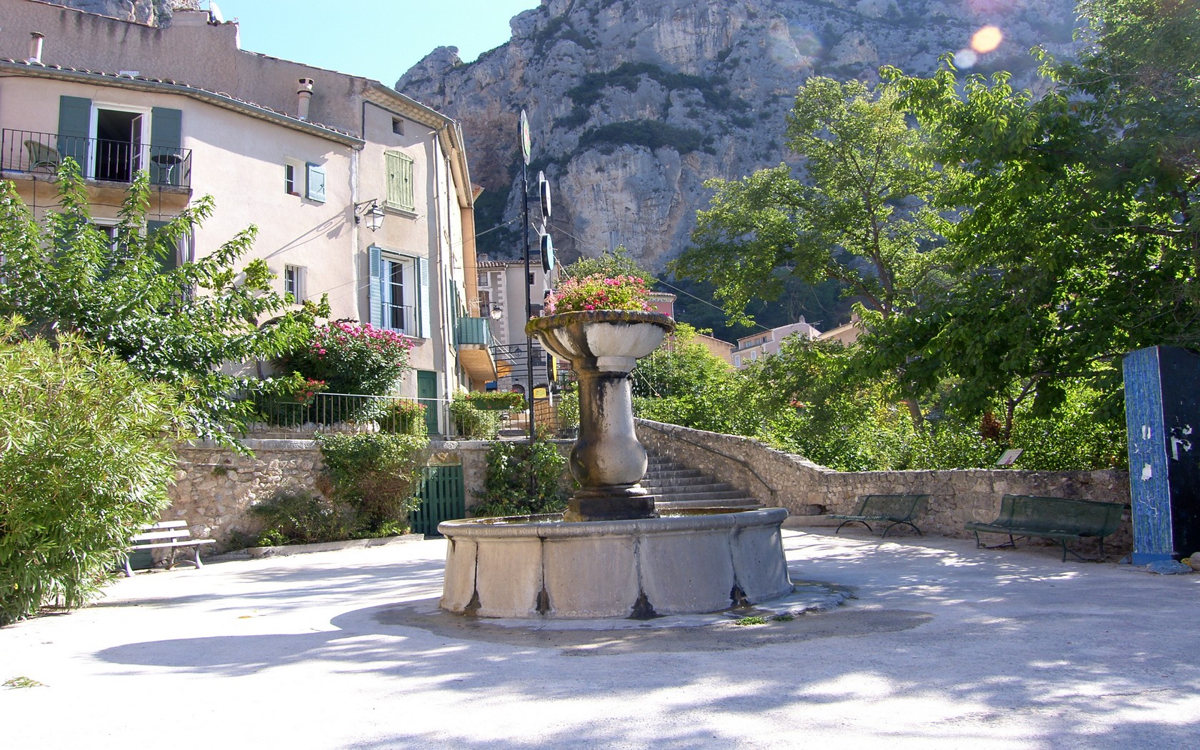 Wallpapers Trips : Europ France > Provence-Alpes-Cte d'Azur Jolie place de Moustiers Ste Marie