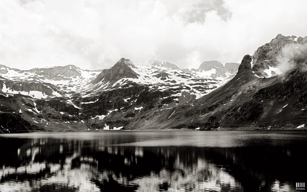 Fonds d'cran Voyages : Europe France > Hautes-Pyrnes Lac Bleu en noir et blanc