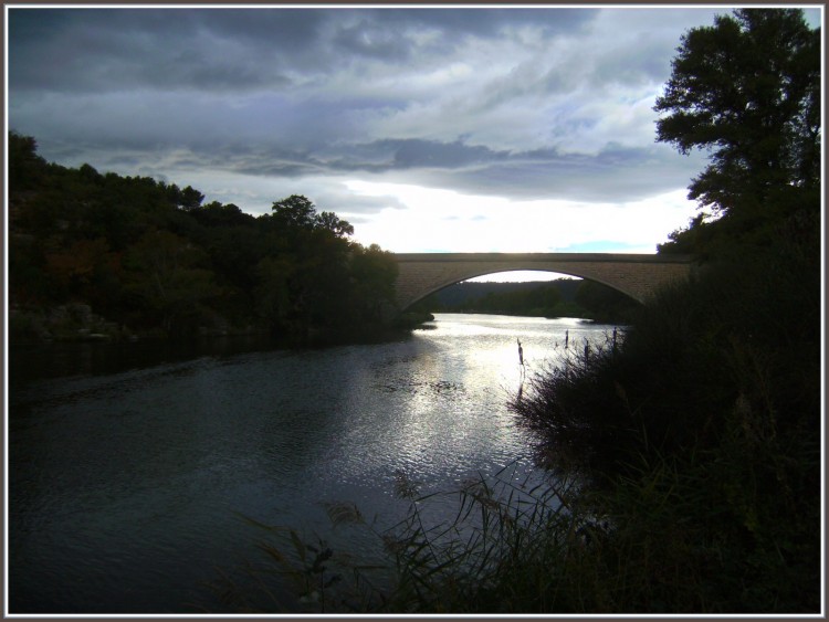 Fonds d'cran Constructions et architecture Ponts - Aqueducs Coucher sous le pont - Groux les bains (04)