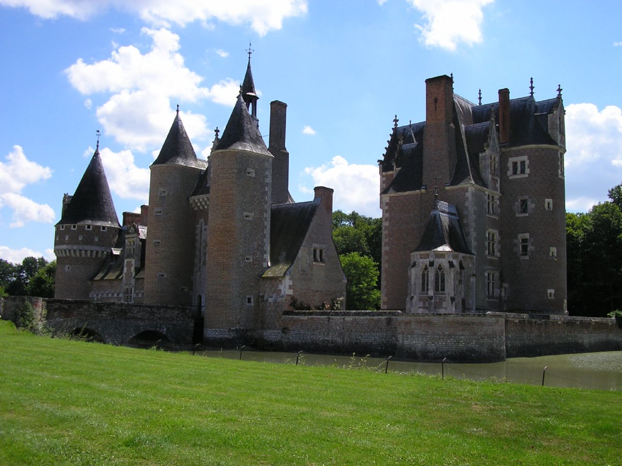 Fonds d'cran Constructions et architecture Chteaux - Palais Le chateau Du Moulin