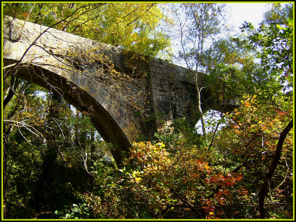 Fonds d'cran Constructions et architecture Ponts - Aqueducs Aqueduc sur le Colostre