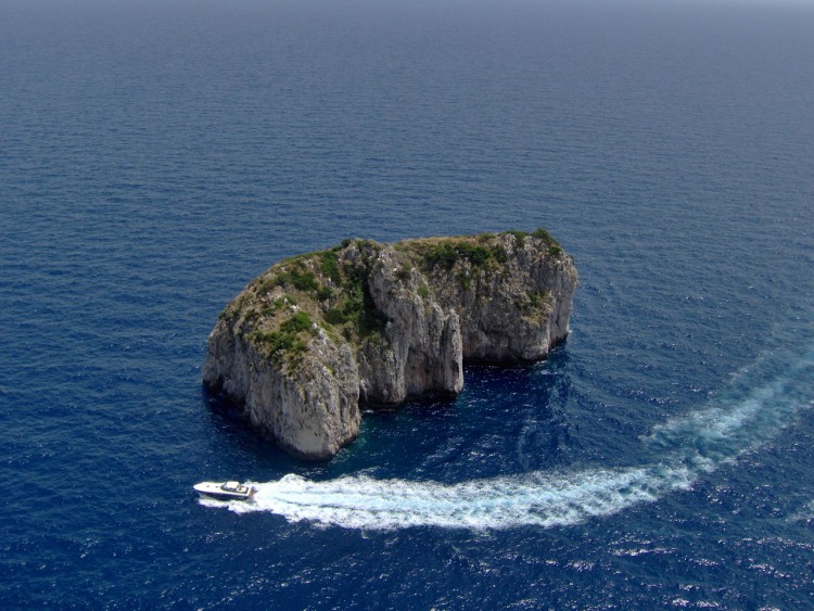 Fonds d'cran Bateaux Bateaux  moteur Rocher  Capri