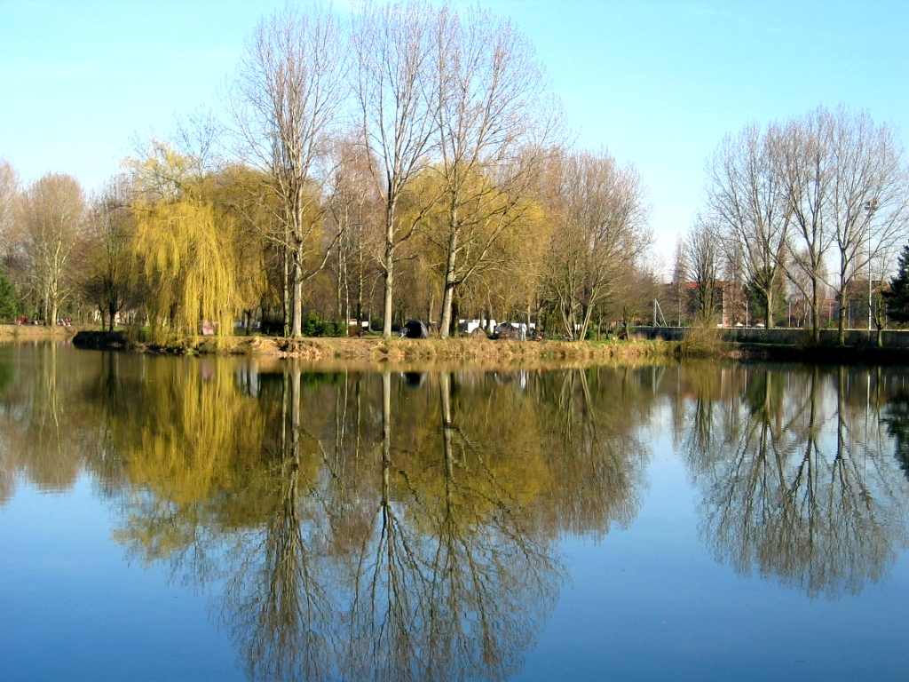 Fonds d'cran Nature Eau - Reflets L'effet miroir dans le bleu du ciel et de l'eau