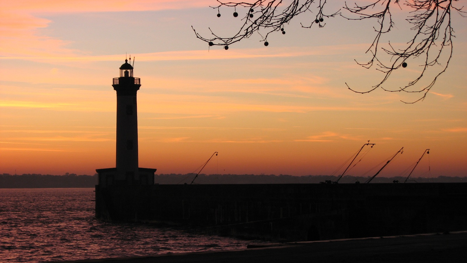 Wallpapers Constructions and architecture Lighthouses Phare St Nazaire (petit maroc)