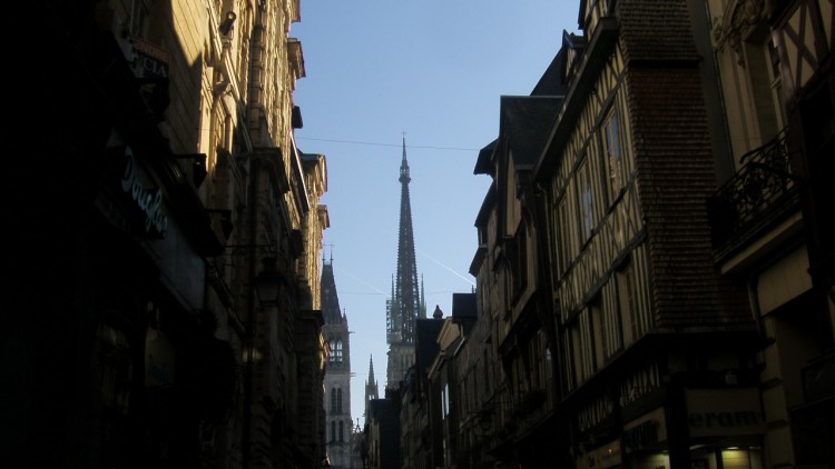 Wallpapers Constructions and architecture Religious Buildings la cathdrale depuis la rue du gros horloge