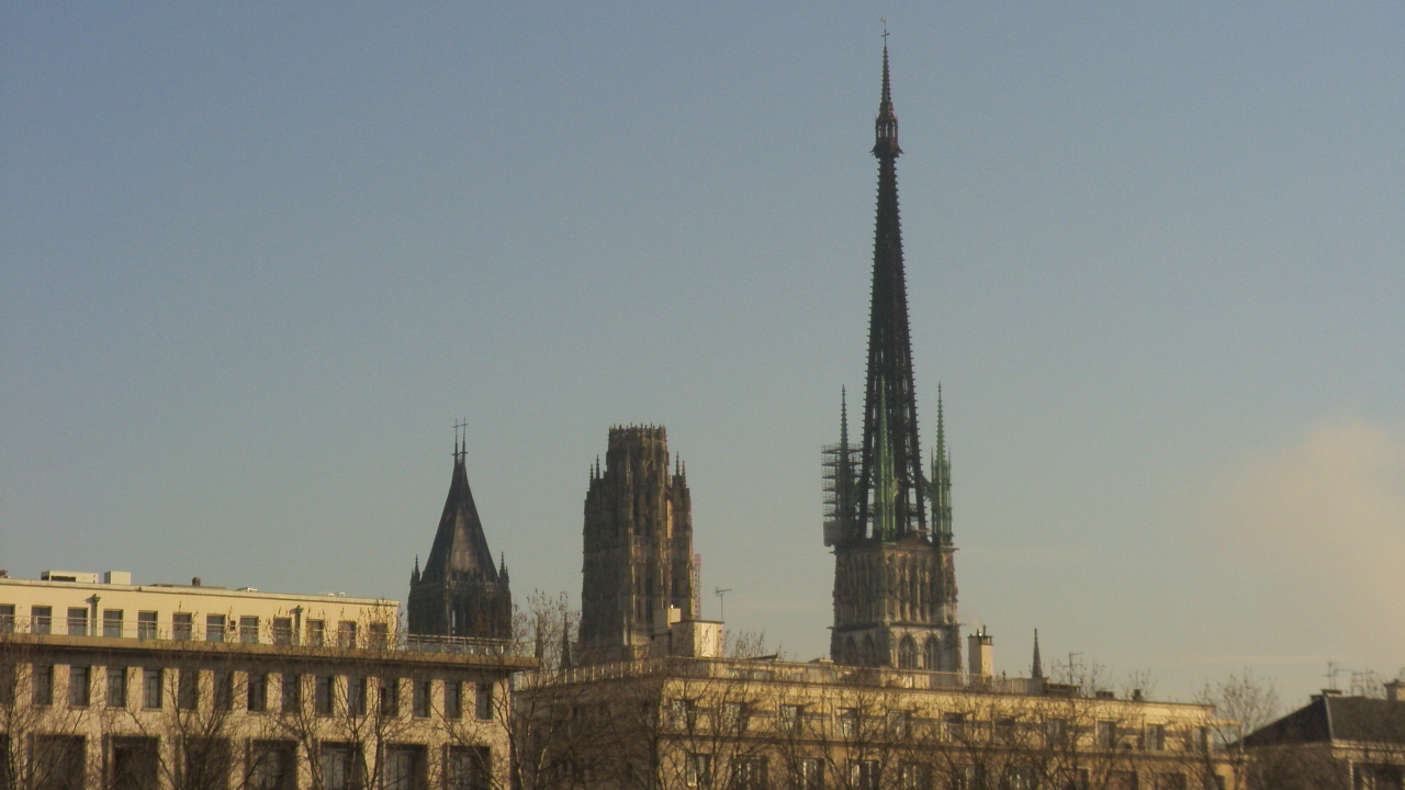 Wallpapers Constructions and architecture Religious Buildings la cathdrale de rouen depuis la seine