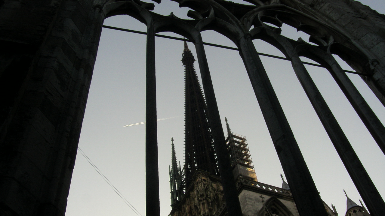 Fonds d'cran Constructions et architecture Edifices Religieux la cathdrale de rouen sous un autre angle