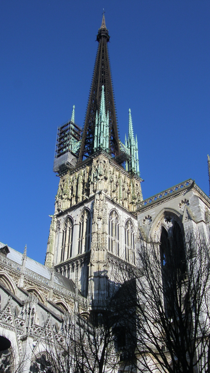 Fonds d'cran Constructions et architecture Edifices Religieux le clocher de la cathdrale de rouen sous le soleil