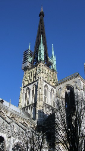 Fonds d'cran Constructions et architecture Edifices Religieux le clocher de la cathdrale de rouen sous le soleil