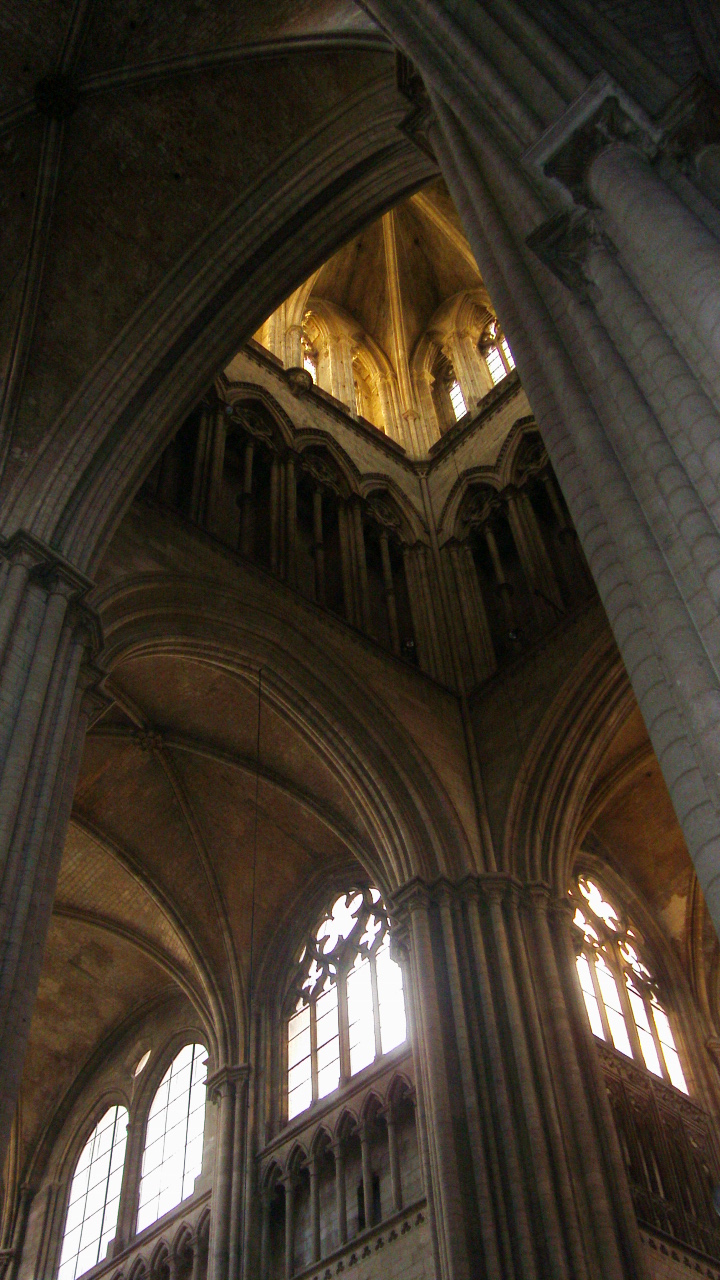 Fonds d'cran Constructions et architecture Edifices Religieux la nef de la cathdrale de rouen illumine par le soleil