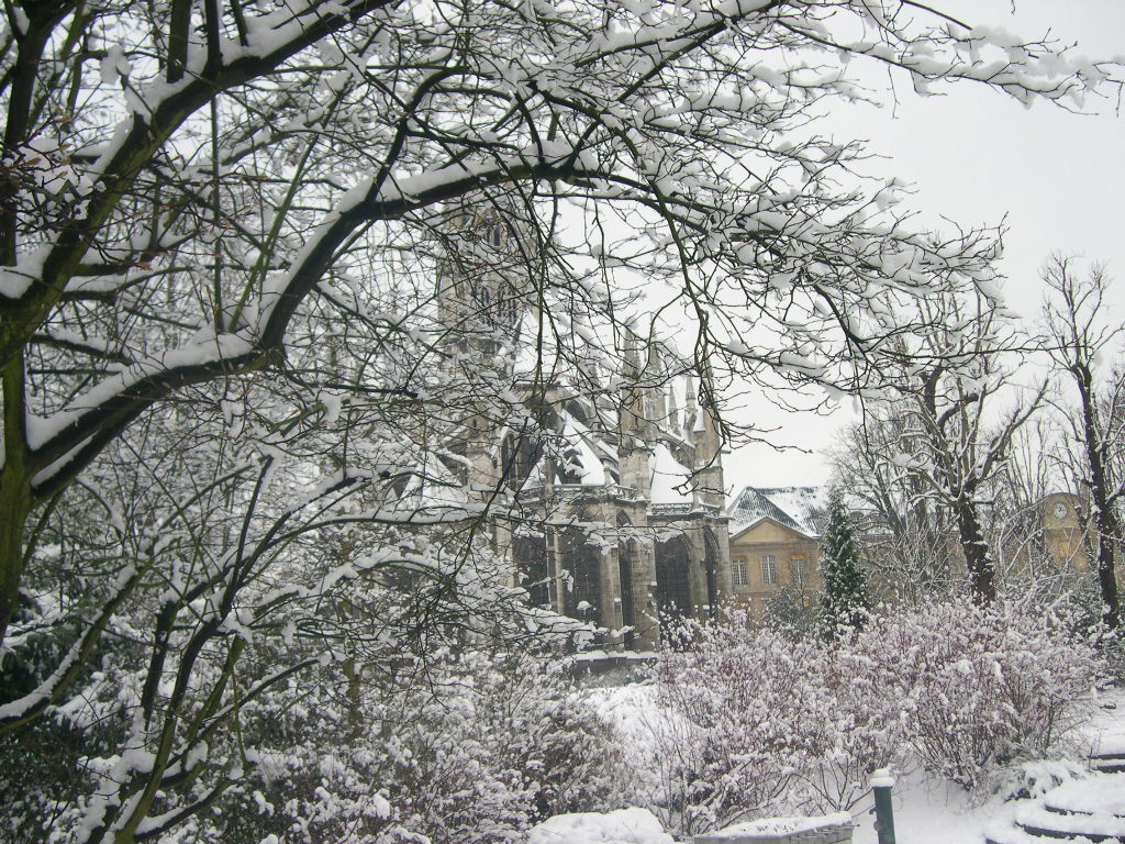 Fonds d'cran Constructions et architecture Edifices Religieux la neige qui recouvre l'glise saint ouen et les jardins de l'hotel de ville de rouen