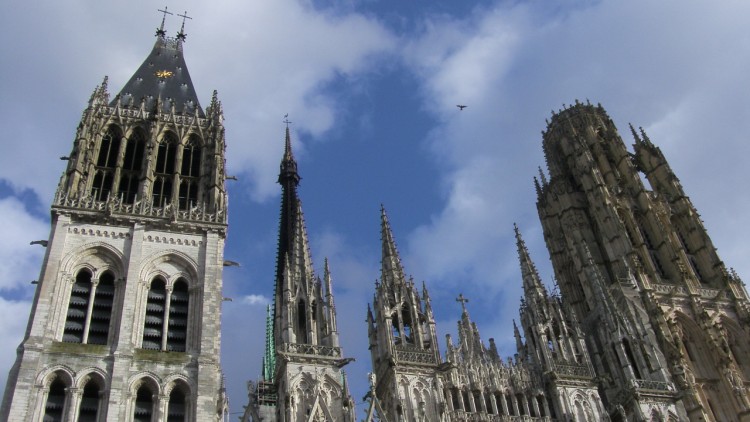 Fonds d'cran Constructions et architecture Edifices Religieux la cahtdrale de rouen et des nuages bourgeonnant