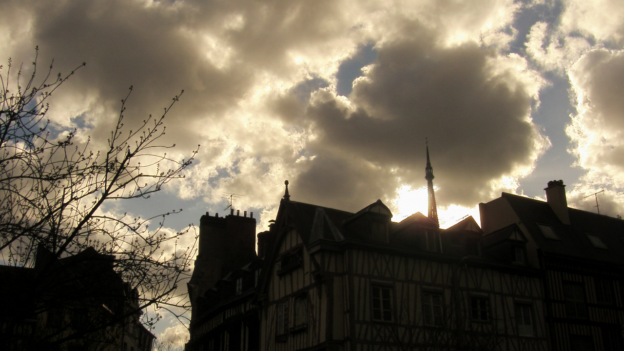 Wallpapers Constructions and architecture Houses des maisons en colombage, le clocher de la cathdrale sous le soleil couchant