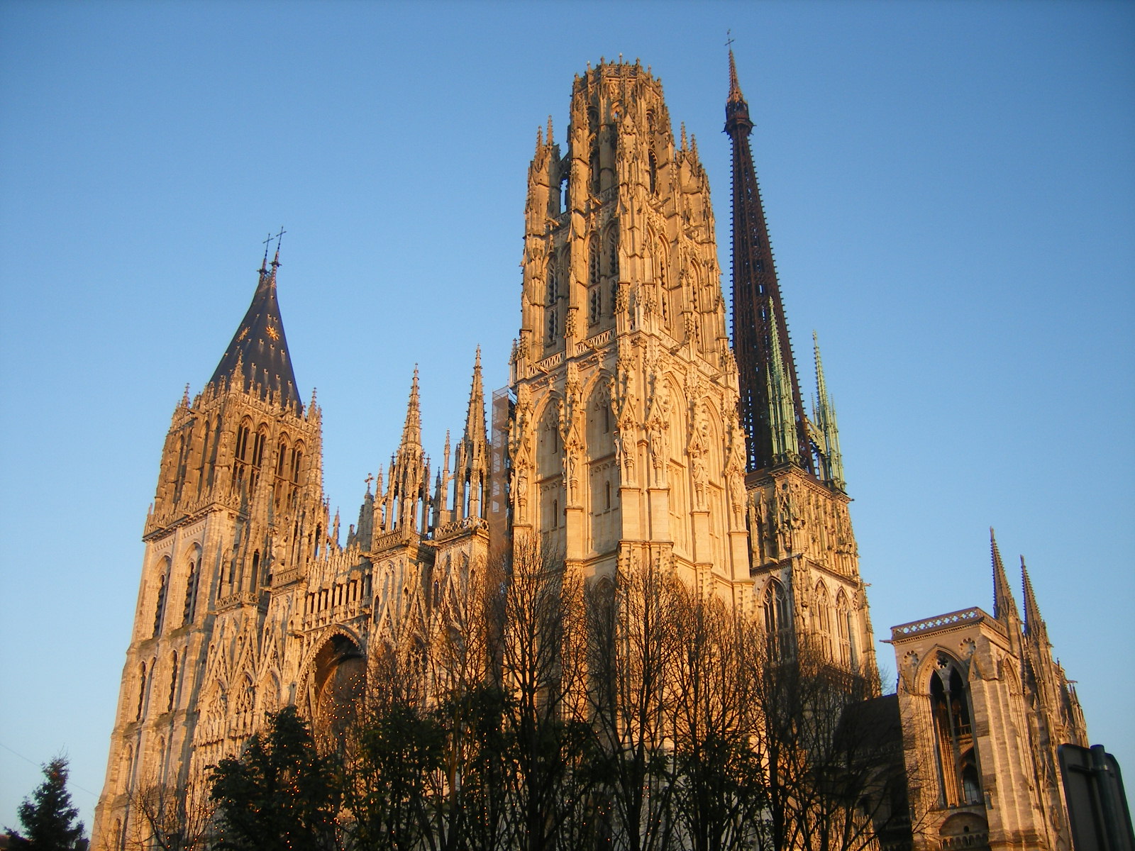 Fonds d'cran Constructions et architecture Edifices Religieux la cathdrale de rouen illumine par le soleil couchant