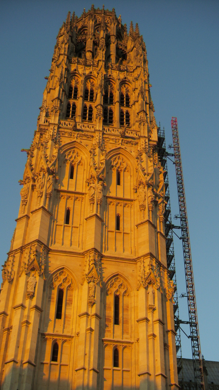 Fonds d'cran Constructions et architecture Edifices Religieux la tour de beure de la cahthdrale de Rouen illumine par le soleil