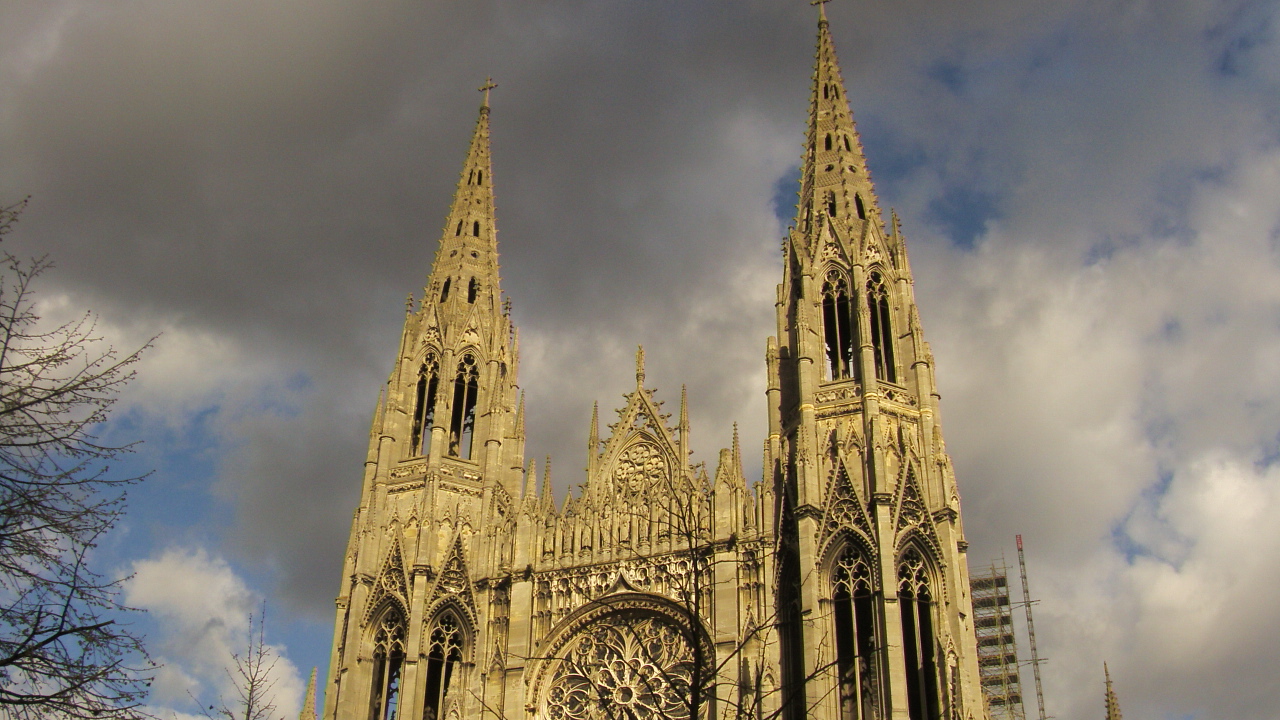 Fonds d'cran Constructions et architecture Edifices Religieux l'gliise Saint ouen sous un ciel menaant