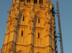 Fonds d'cran Constructions et architecture la tour de beure de la cahthdrale de Rouen illumine par le soleil