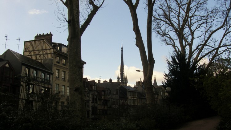 Wallpapers Constructions and architecture Religious Buildings le clocher de cathdrale de rouen depuis les jardins de l'hotel de ville