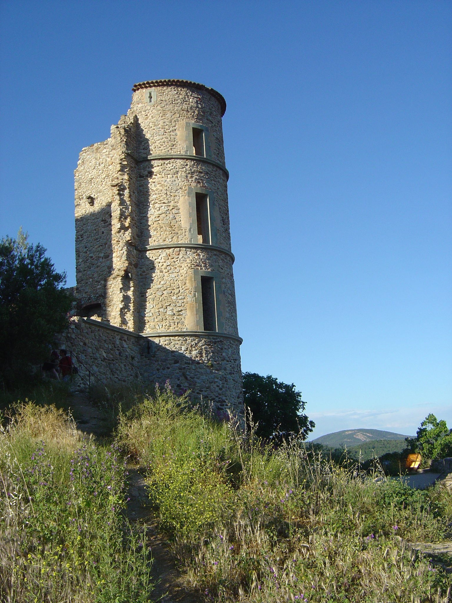 Fonds d'cran Constructions et architecture Ruines - Vestiges Ruines du chteau de Grimaud (Var) surplombant le village