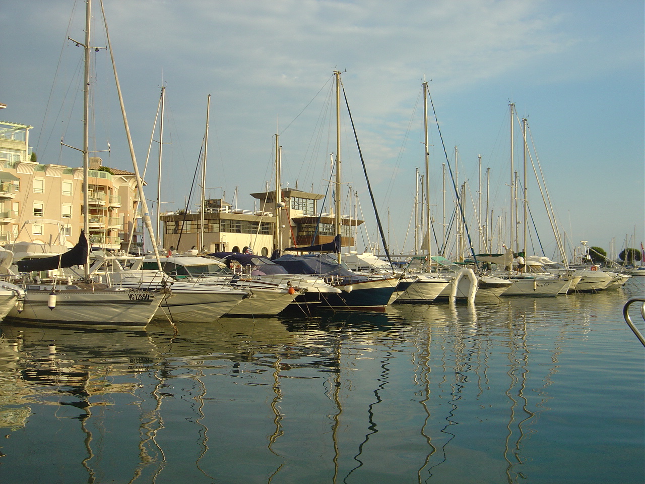 Fonds d'cran Constructions et architecture Ports - Quais Reflets sur l'eau  la lumire du soleil couchant  Frjus