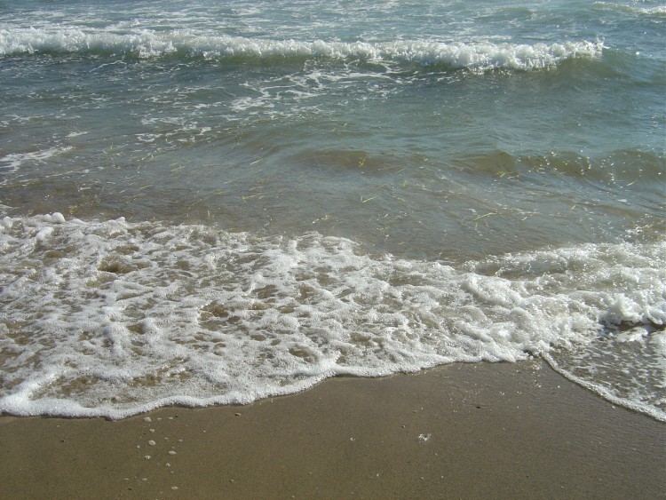 Fonds d'cran Nature Mers - Ocans - Plages Ecume laiteuse d'une vague mourant sur la plage (Var)