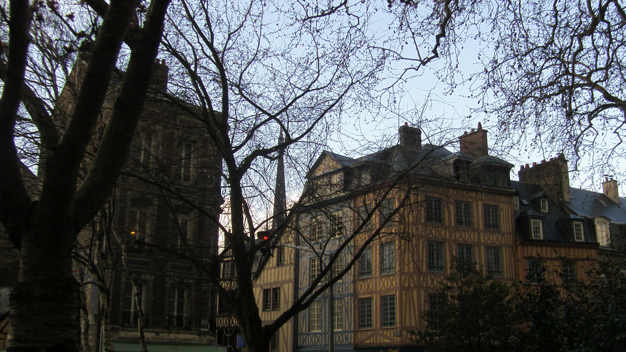 Fonds d'cran Constructions et architecture Maisons des maisons  colombage et le clocher de la cathdrale de Rouen