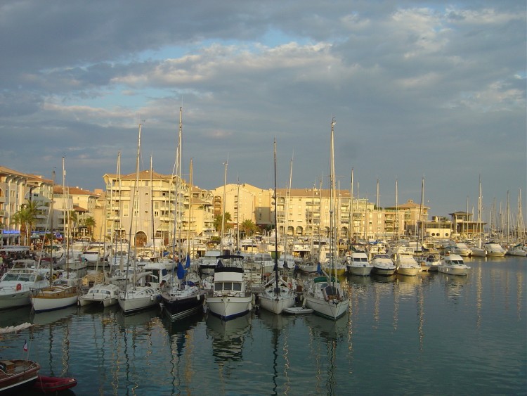 Fonds d'cran Constructions et architecture Ports - Quais Jeu d'ombre et de lumire dans le port de Frjus