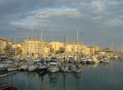 Fonds d'cran Constructions et architecture Jeu d'ombre et de lumire dans le port de Frjus