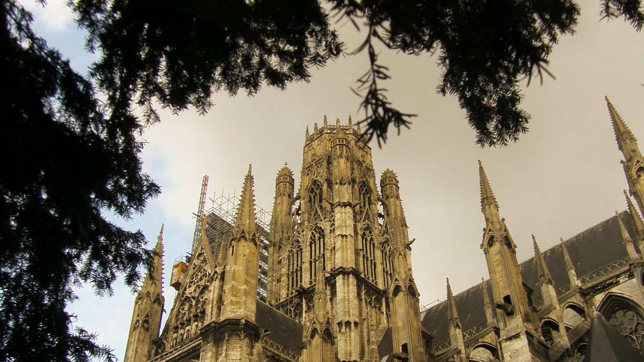 Wallpapers Constructions and architecture Religious Buildings l'glise saint ouen sous les arbres