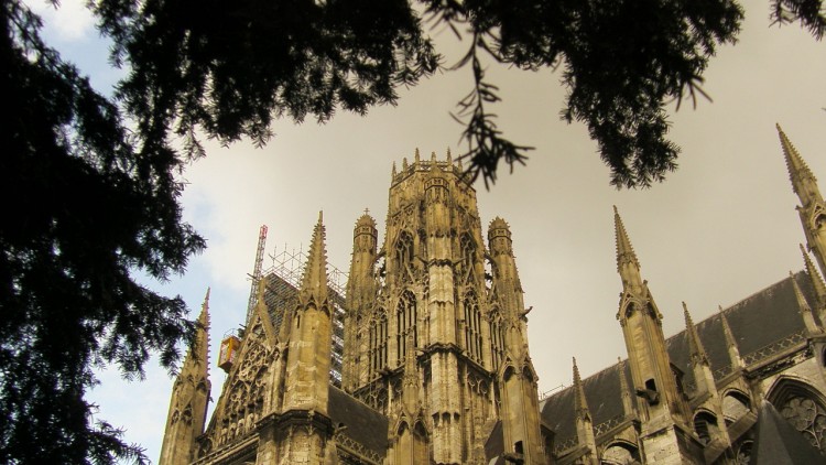 Wallpapers Constructions and architecture Religious Buildings l'glise saint ouen sous les arbres