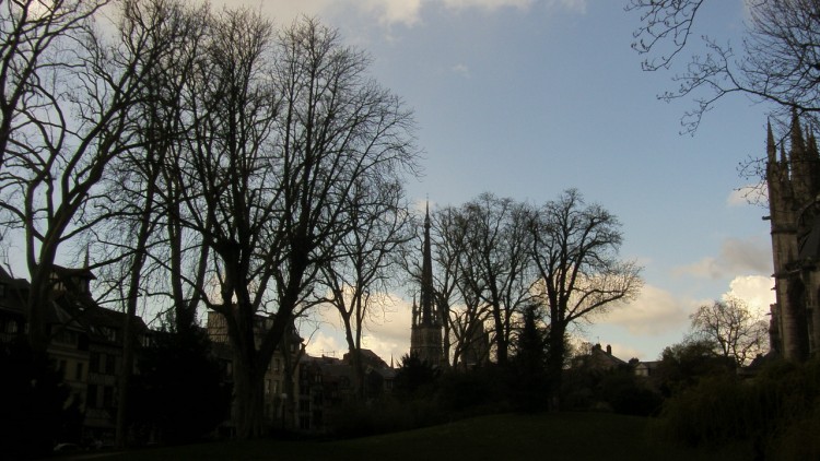 Fonds d'cran Constructions et architecture Edifices Religieux le clocher de la cathdrale depuis les jardins de l'hotel de ville de Rouen