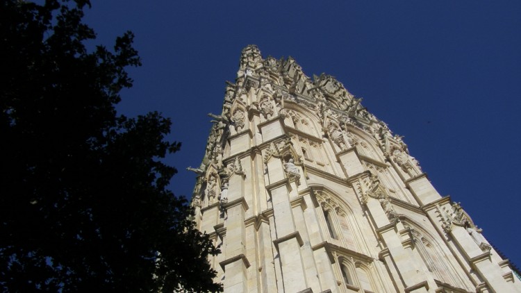 Wallpapers Constructions and architecture Religious Buildings la tour de beurre de la cathdrale de Rouen sous un ciel bleu azur