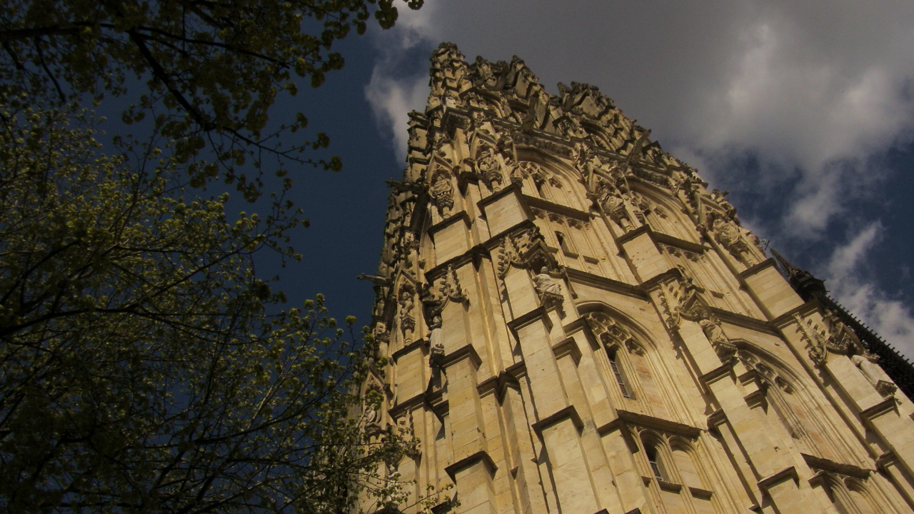 Fonds d'cran Constructions et architecture Edifices Religieux la tour de beure sous un nuage et les ombres et les arbres