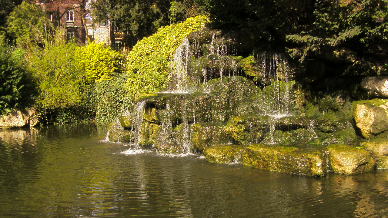 Fonds d'cran Nature Cascades - Chutes une cascade sous le soleil