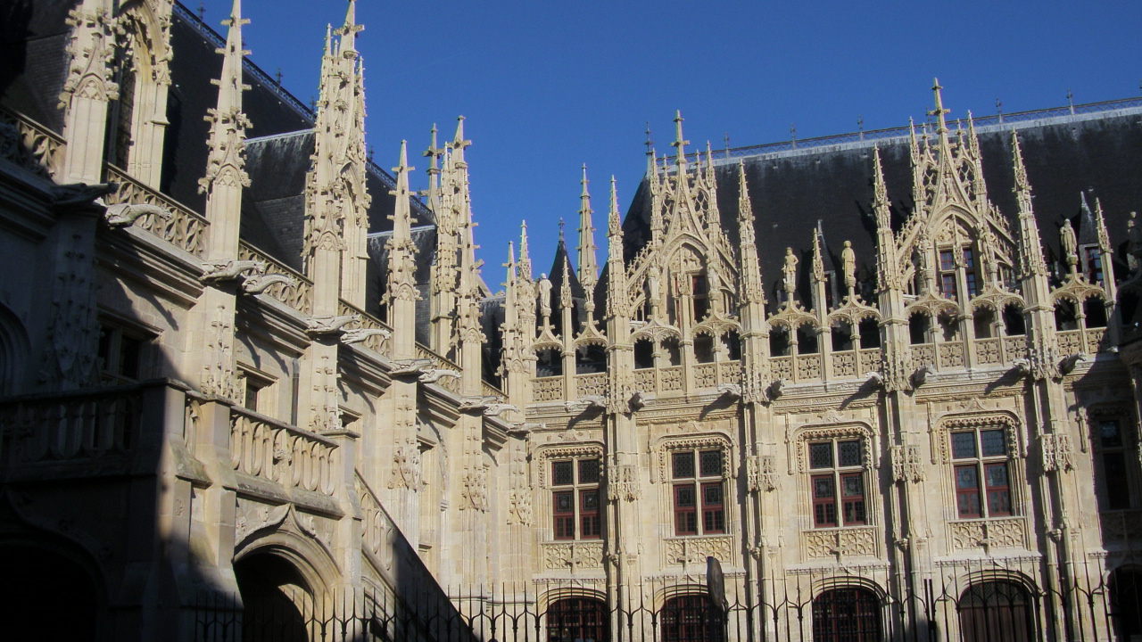 Fonds d'cran Constructions et architecture Chteaux - Palais le palais de justice sous le soleil