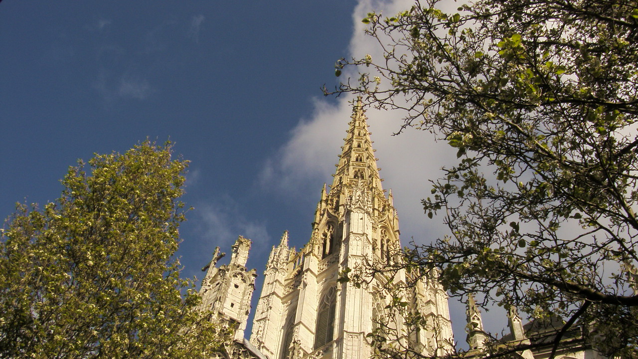 Wallpapers Constructions and architecture Religious Buildings l'glise saint maclou, des nuages et du ciel bleu