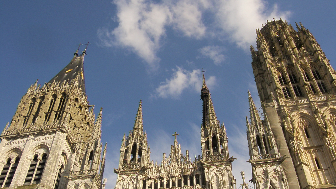 Wallpapers Constructions and architecture Religious Buildings la cathdrale de Rouen et un ciel bleu tachet de nuages blancs