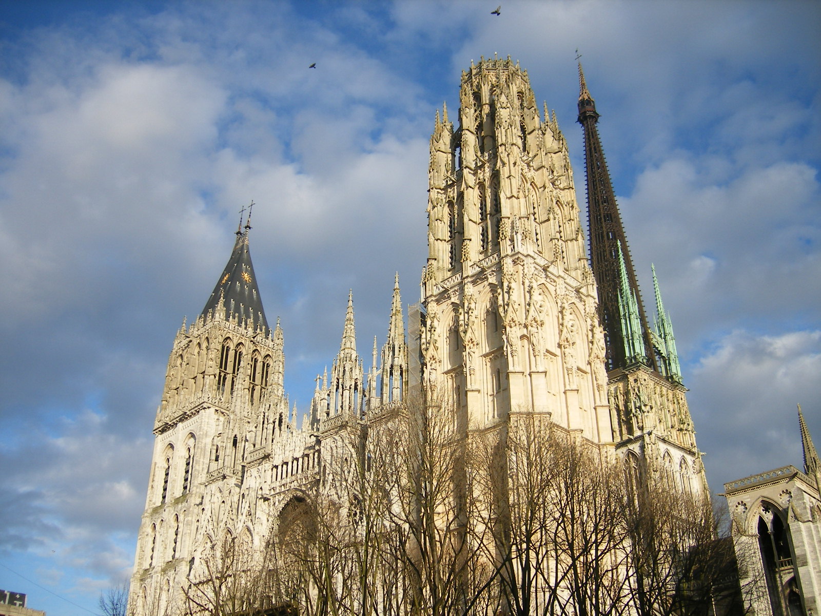 Wallpapers Constructions and architecture Religious Buildings la cathdrale sous un ciel bleu survol par deux oiseaux