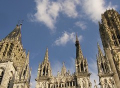 Wallpapers Constructions and architecture la cathdrale de Rouen et un ciel bleu tachet de nuages blancs